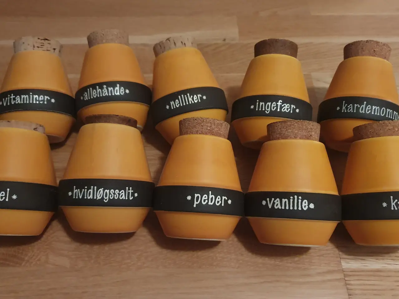 Billede 2 - SØHOLM Krydderibeholdere, orange-gul, 9-10 cm høje