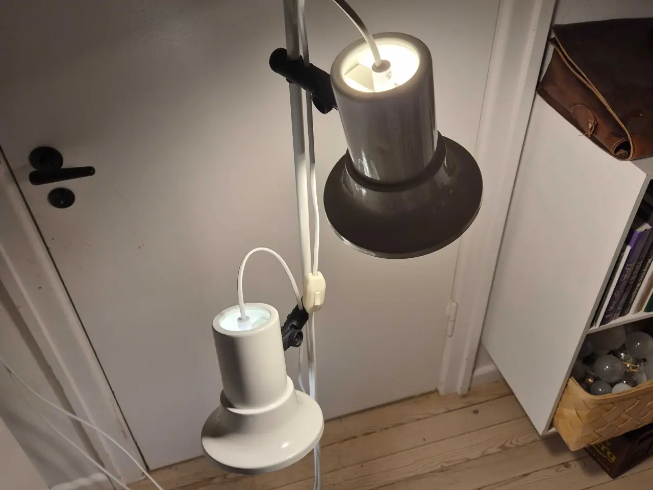 Billede 6 - Kridhvid gulvlampe med luftige spot