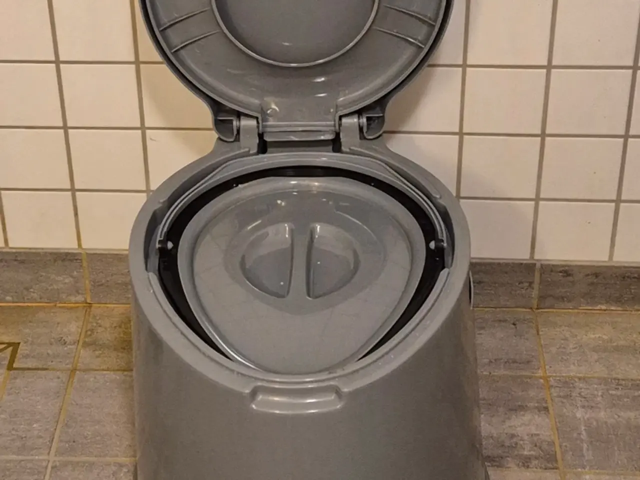 Billede 3 - Campingtoilet i grå med sort spand