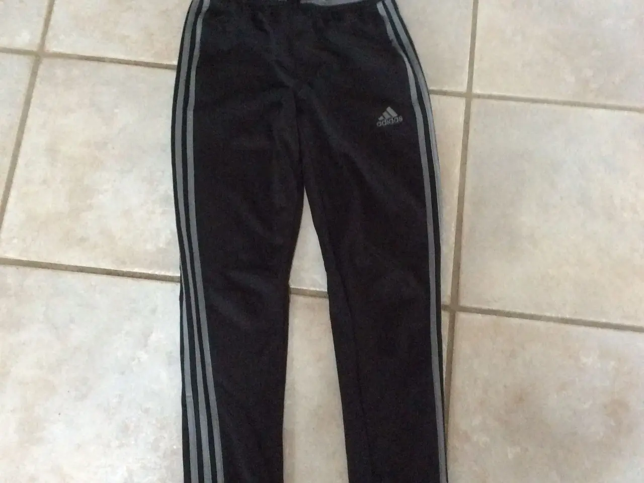 Billede 1 - Adidas bukser sort m grå stribe