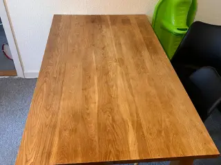 Spisebord i egetræ