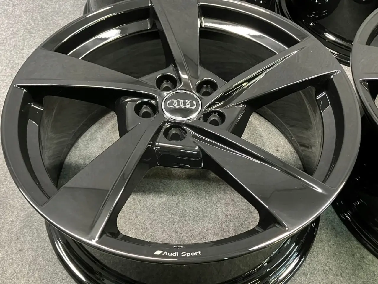 Billede 4 - ALUFÆLGE AUDI A4 B9 8W0 19"