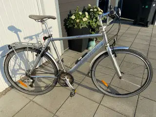 Nishiki. 28" hjul, 22" (56 cm.) stel, 24 gear