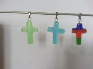Kors-vedhæng i farvet glas