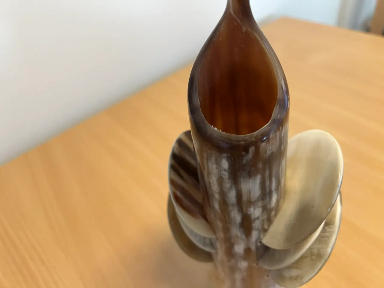 Billede 7 - Fuglefigur udskåret i horn