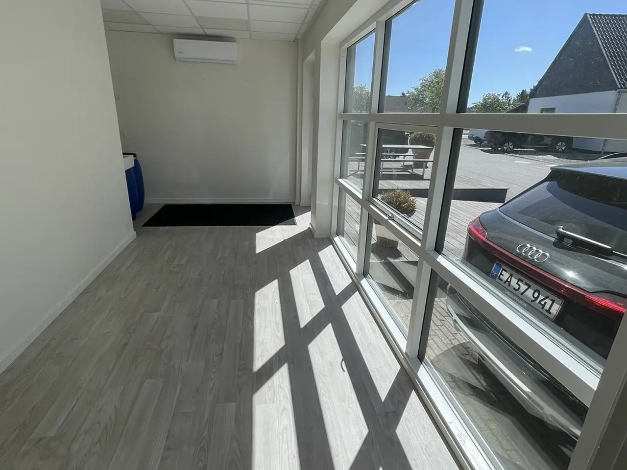 Billede 3 - Central facadebutik med terrasse og store fællesarealer.