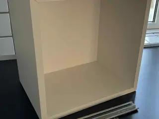 Eket vægmonteret reol