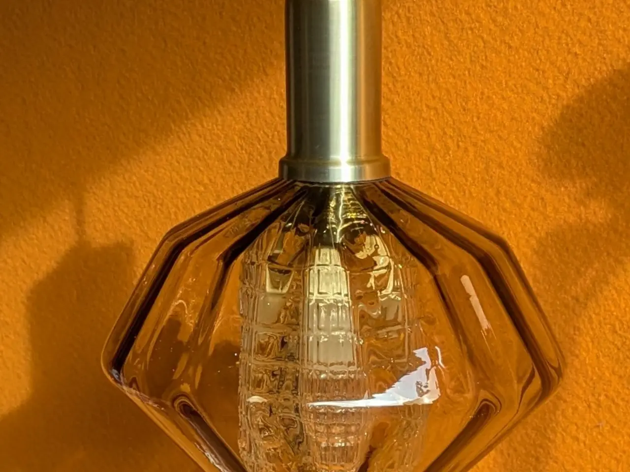 Billede 1 - Loftslampe i ravfarvet glas.