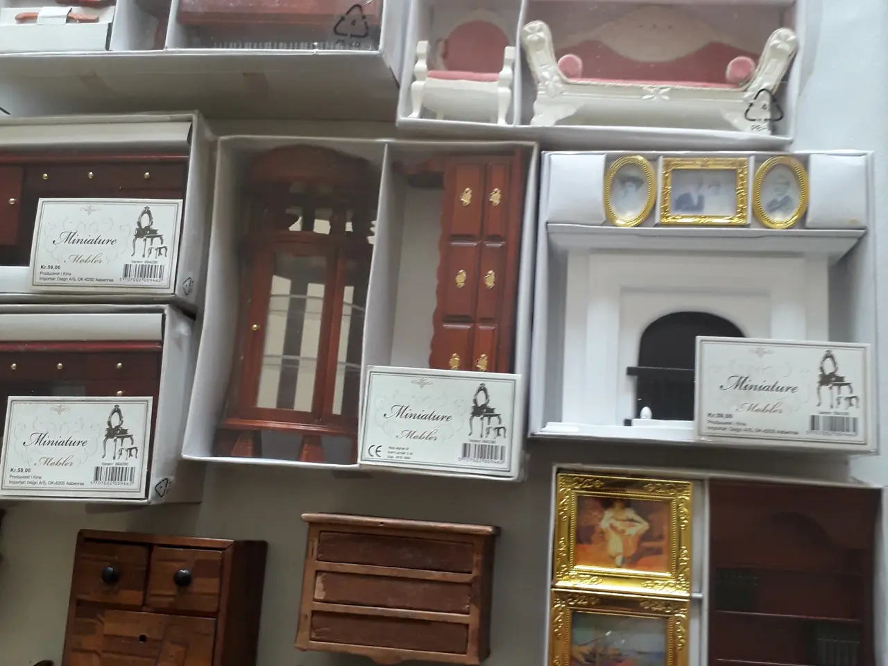 Billede 1 - Dukkehusmøbler - Miniature Samling med tilbehør.