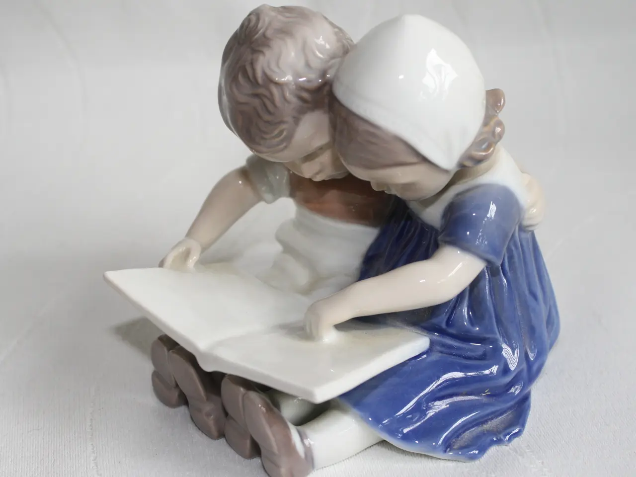 Billede 9 - Læsende børn. Figur fra Bing og grøndahl