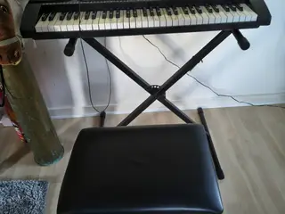Komplet keyboardsæt inkl. stativ, bænk og mikrofon