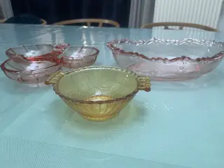 Gamle farvet glasskåle