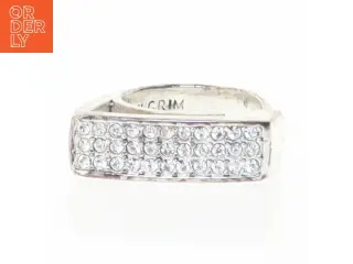 Sølvfarvet ring med sten fra Pilgrim (str. 49 mm)