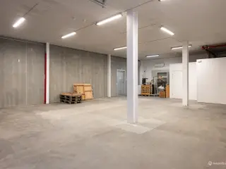 Lager- og produktionslejemål med port i gadeplan