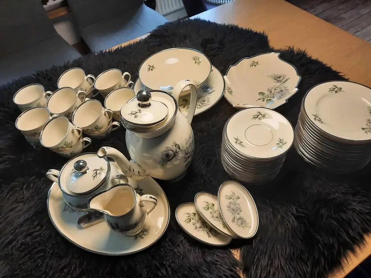 Billede 1 - Kaffestel Sort Rose 16 personer
