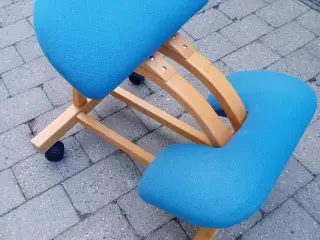 Ergonomisk knæstol i flot farve.