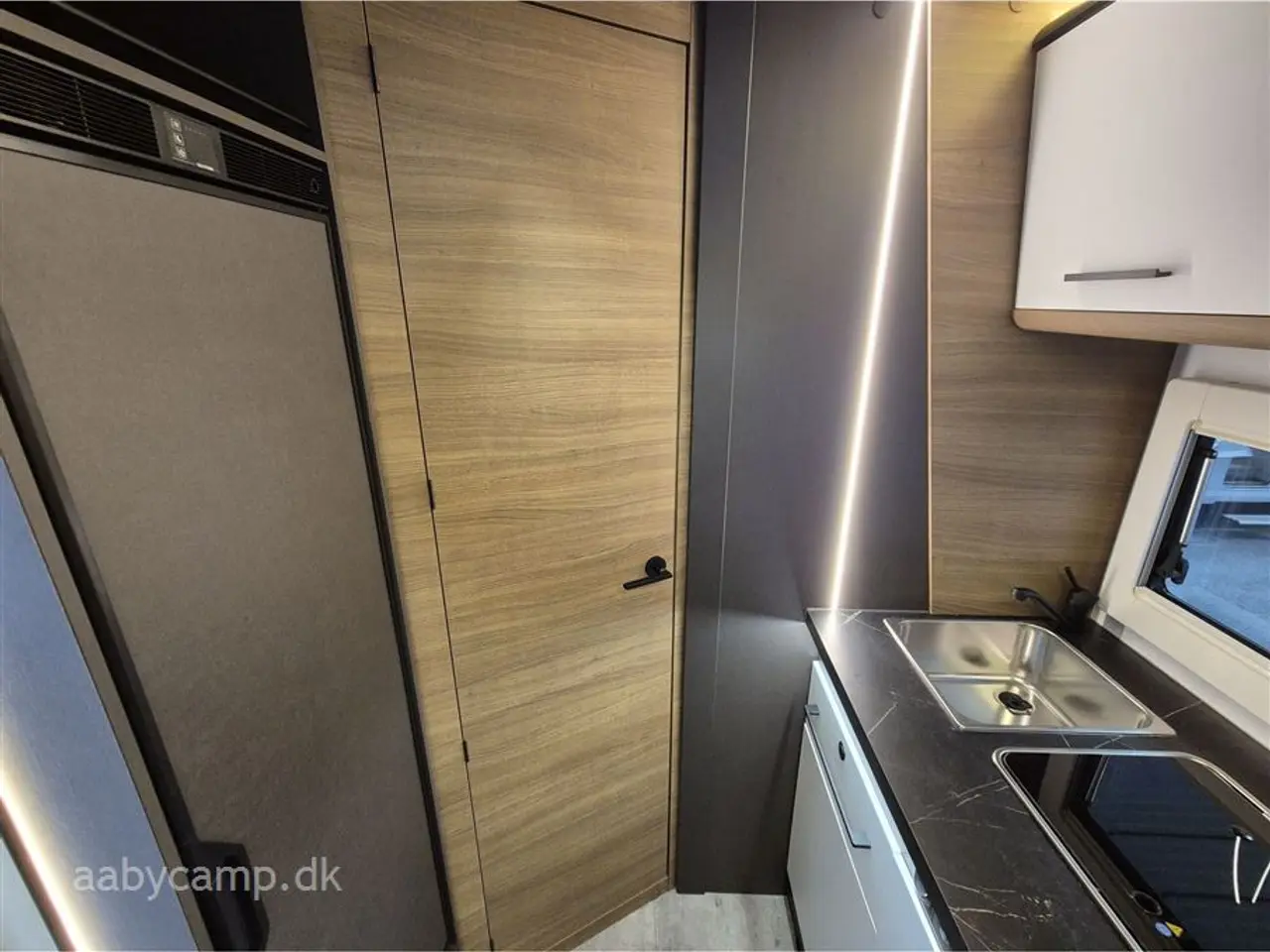 Billede 16 - 2027 - Benimar Yrteo 885 En lille veludstyret camper med et fantastisk rummeligt indre på kun 6,39 meter.