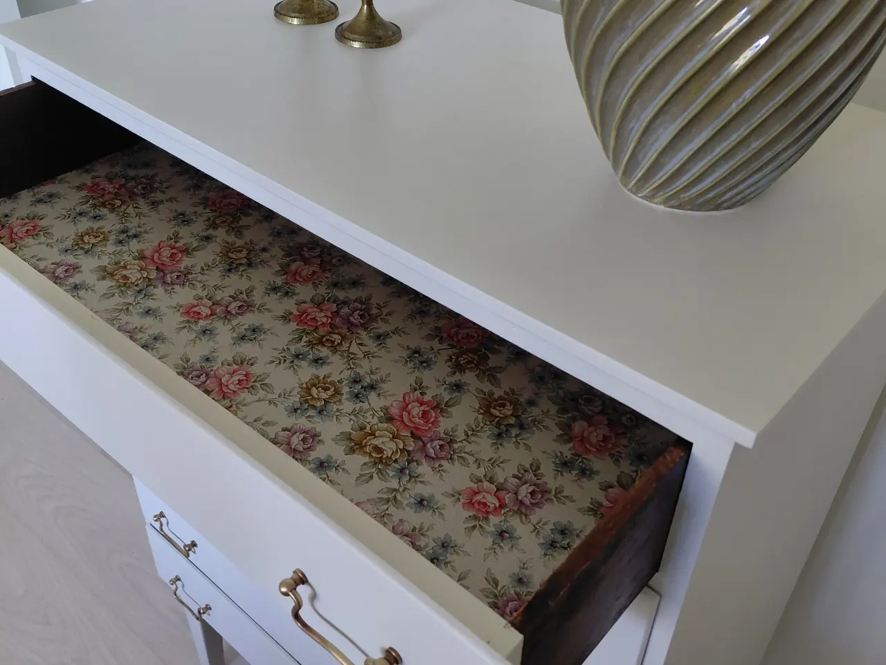 Billede 2 - Vintage kommode med sødt blomsterprint i skufferne