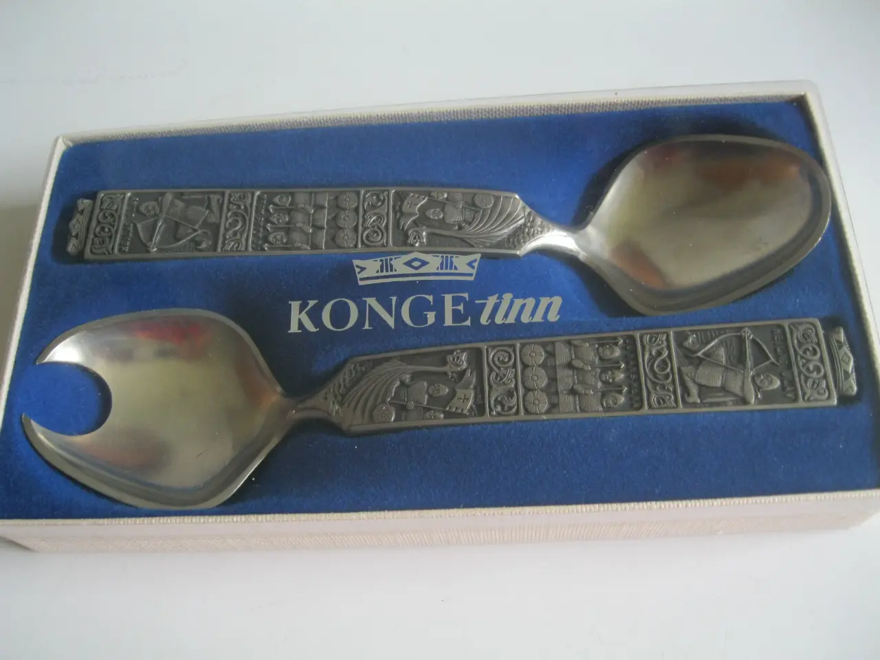 Billede 1 - Norsk Kongetinn ta`tøj 22 cm.