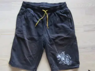 Str. 152, næsten nye shorts