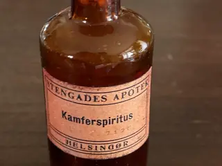 Apoteksflaske fra Stengades Apotek, kamferspiritus