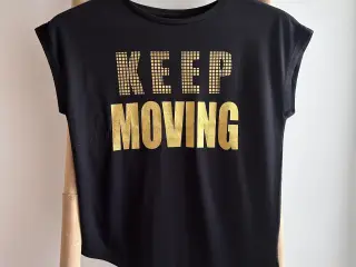 T-shirt med tryk 'KEEP MOVING', str. 140