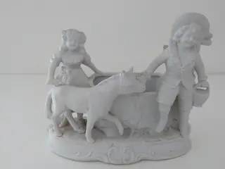 Tysk bisquit porcelænsfigur af børn ved vandpost.