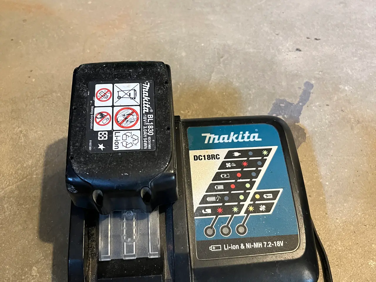 Billede 2 - Makita oplader og batteri