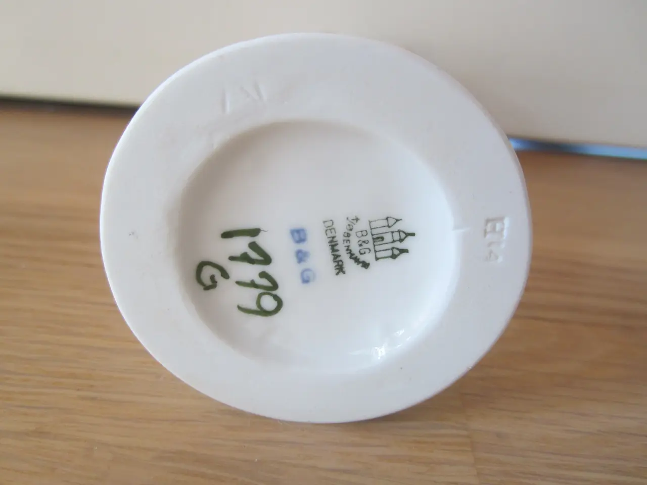 Billede 2 - Rigtig sød B&G figur nr 1779 Pige med kat