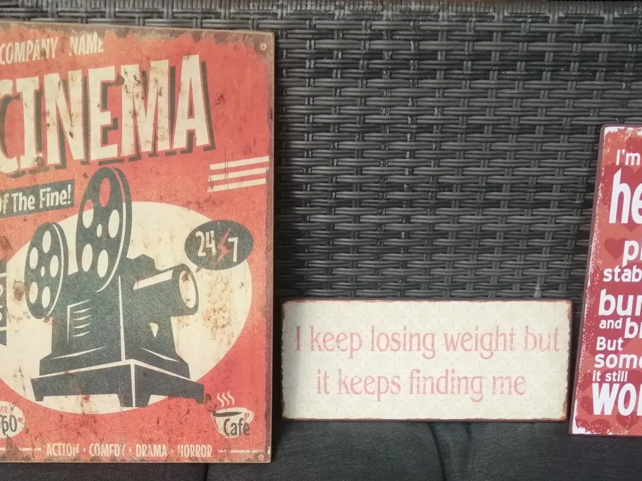 Billede 1 - NYE, 1 CINEMA TRÆSKILT OG 2 METAL SKILTE