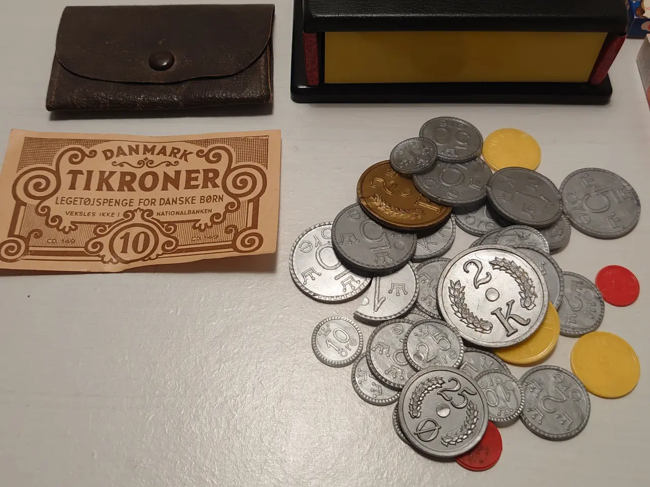 Billede 2 - Købmandslegetøj: Kasseapp, varer og legepenge.