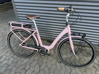 Rosafarvet elcykel