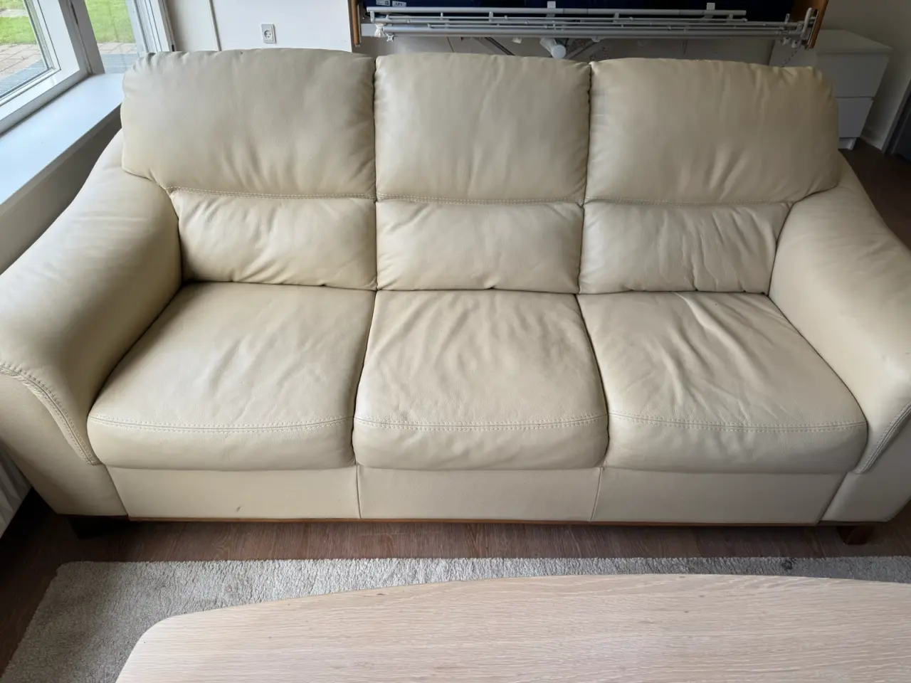 Billede 2 - Flot lys lædersofa sælges