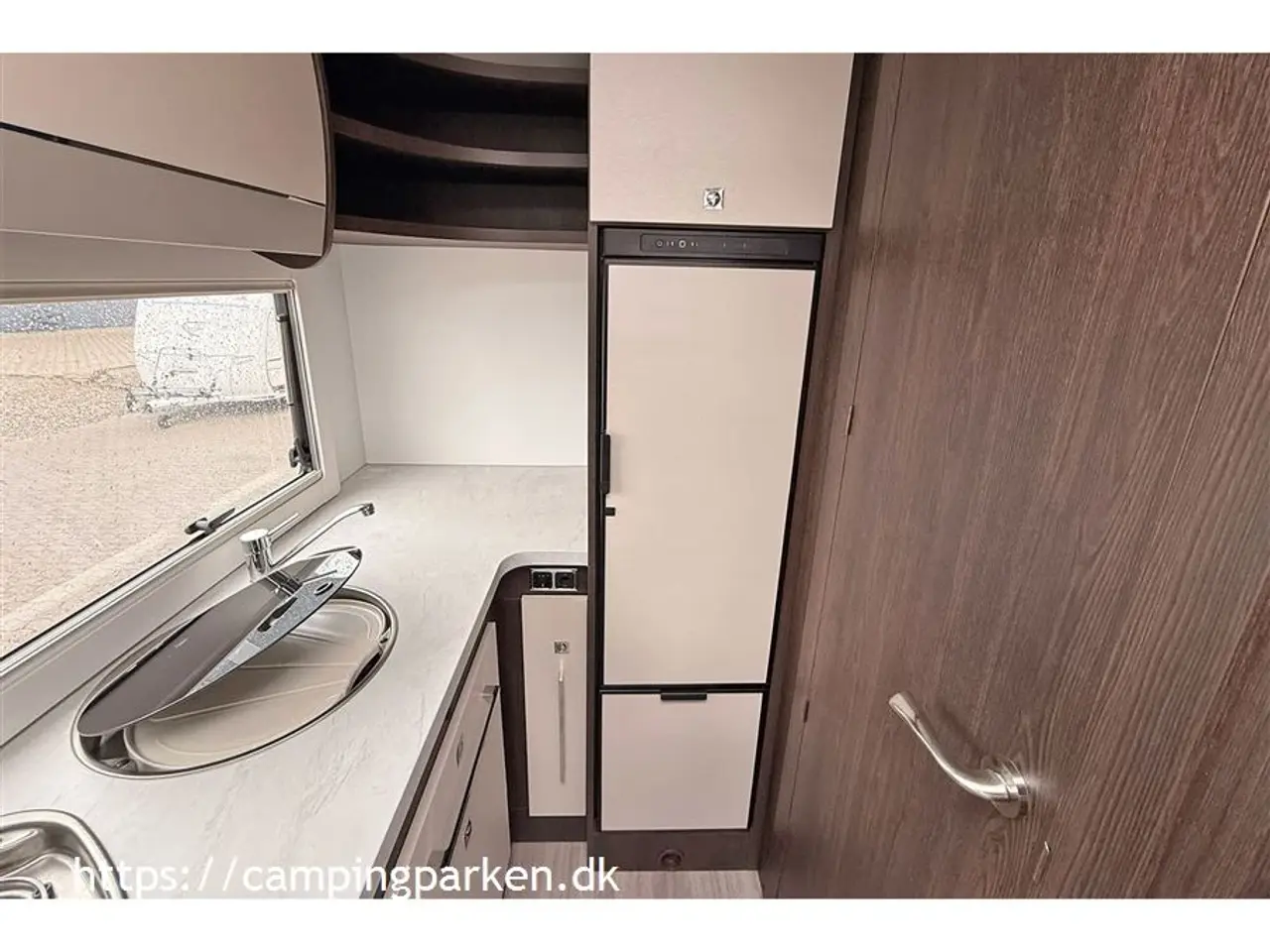 Billede 10 - 2021 - Benimar   Kort autocamper med stor siddegruppe, totallængde kun 5,99 m.