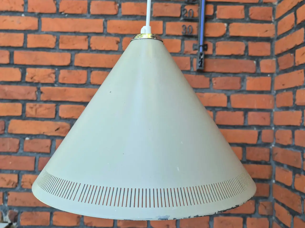 Billede 19 - Grå kegleformet retrolampe med fine perforeringer
