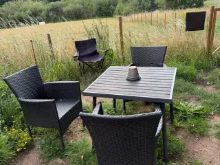 Havesæt / cafésæt med bord og 3 polyrattan havesto