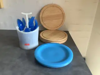 Bodum bestik til 4 personer, og 4 tallerkener