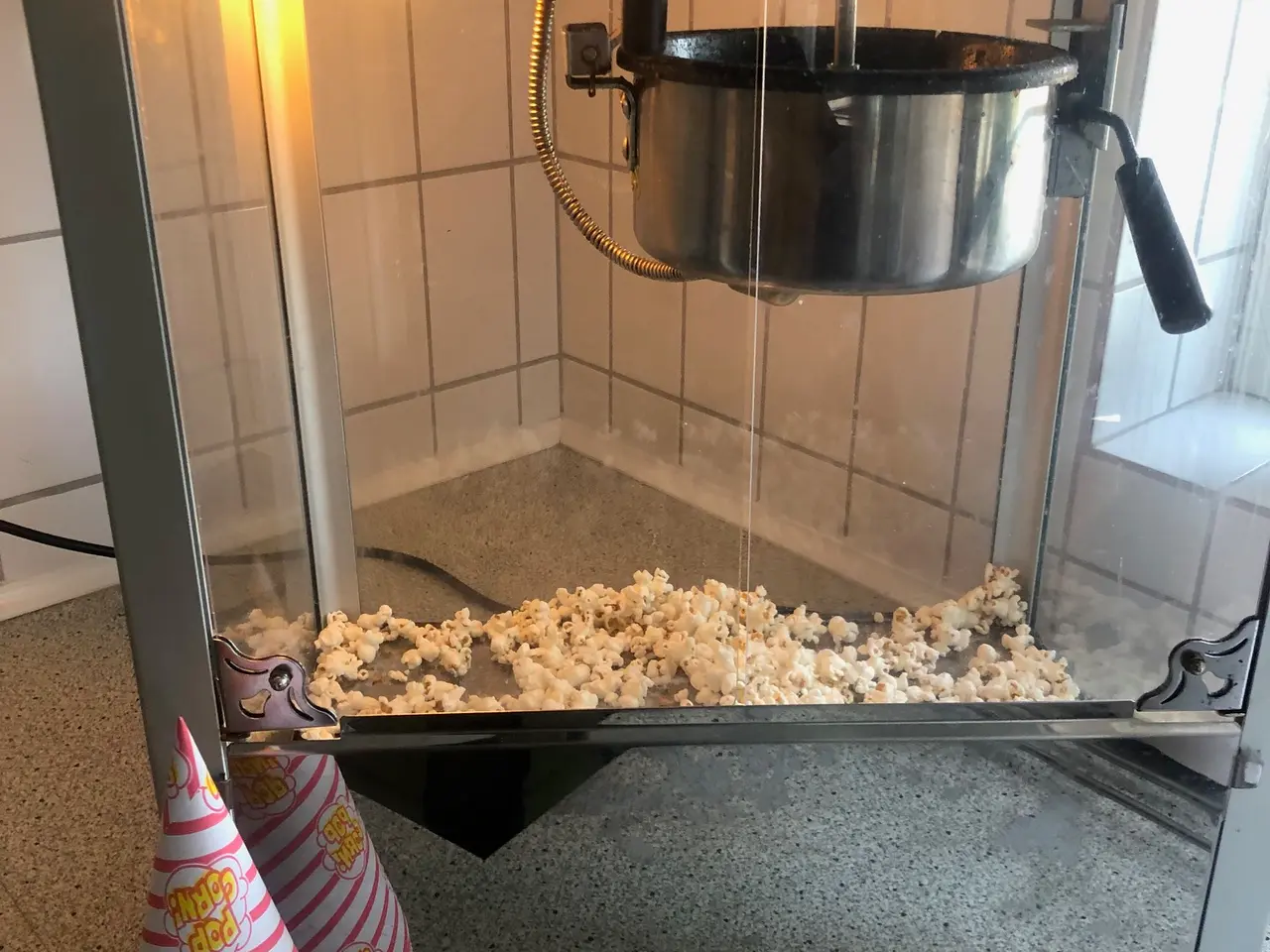Billede 4 - Stor popcornmaskine med varme i bunden
