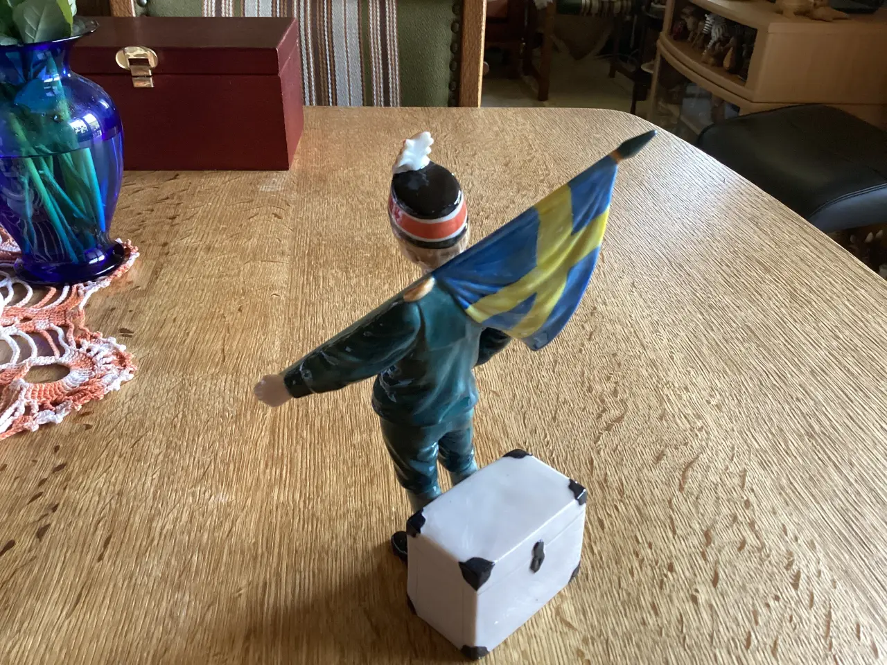 Billede 4 - KGL Svensk Dreng m/flag og kuffert