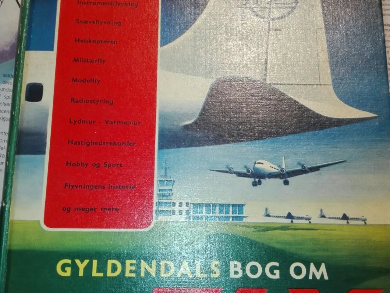Billede 1 - Gyldendals bog om fly. Giv bud.