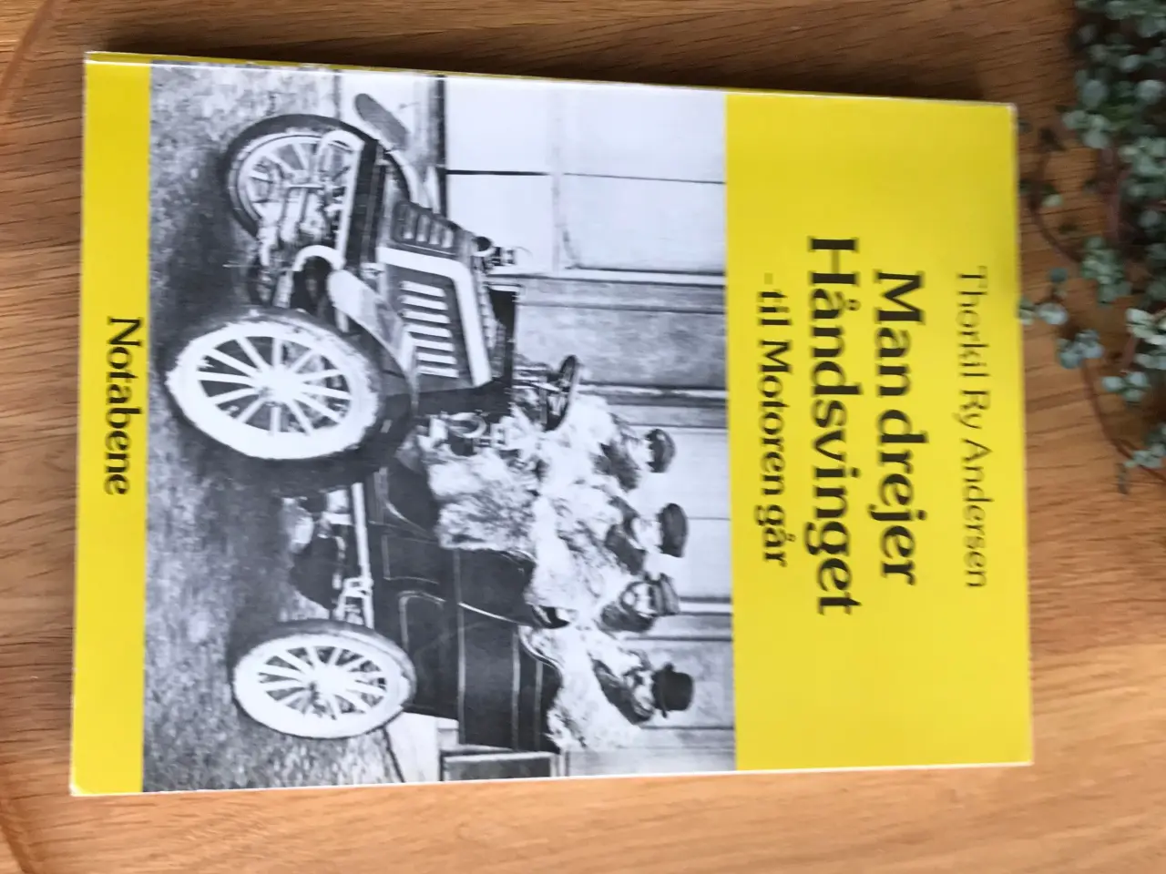 Billede 1 - Man drejer Håndsvinget - til Motoren går
