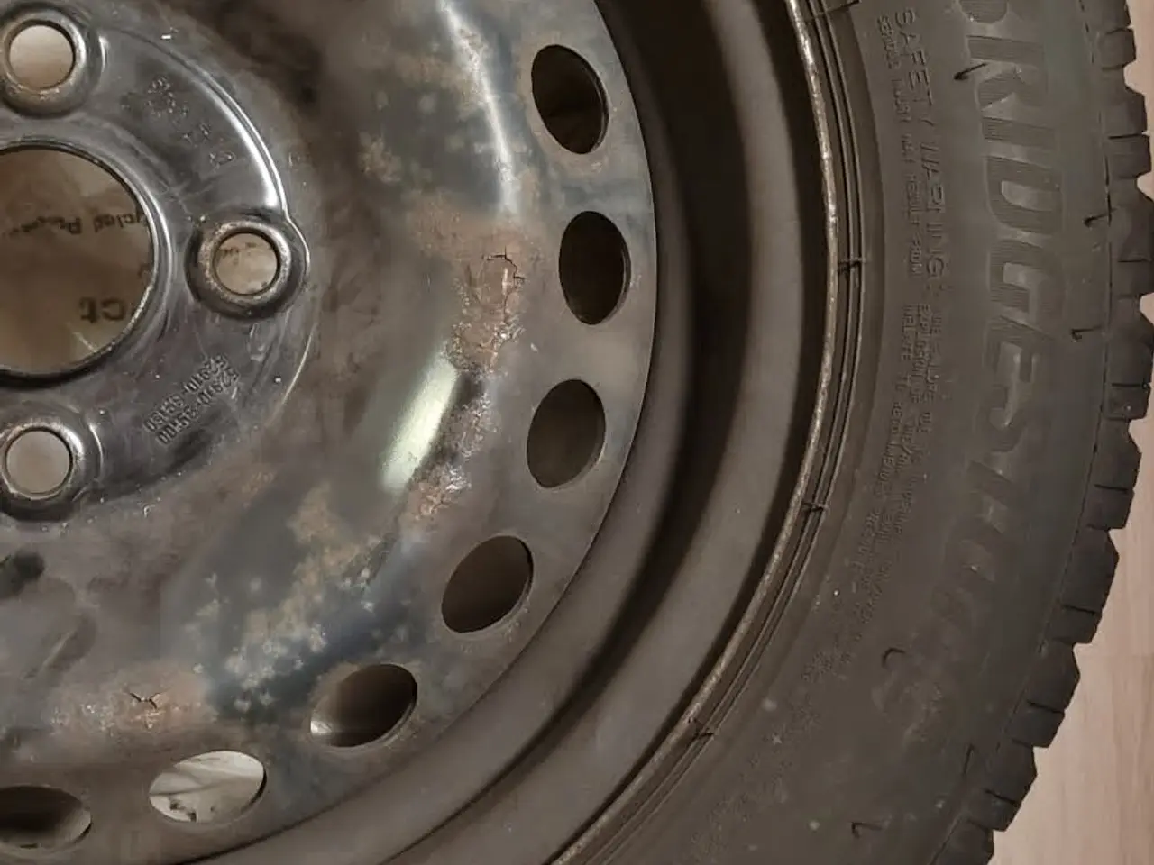 Billede 3 - 4 komplette Bridgestone vinterhjul – 14" stålfælge