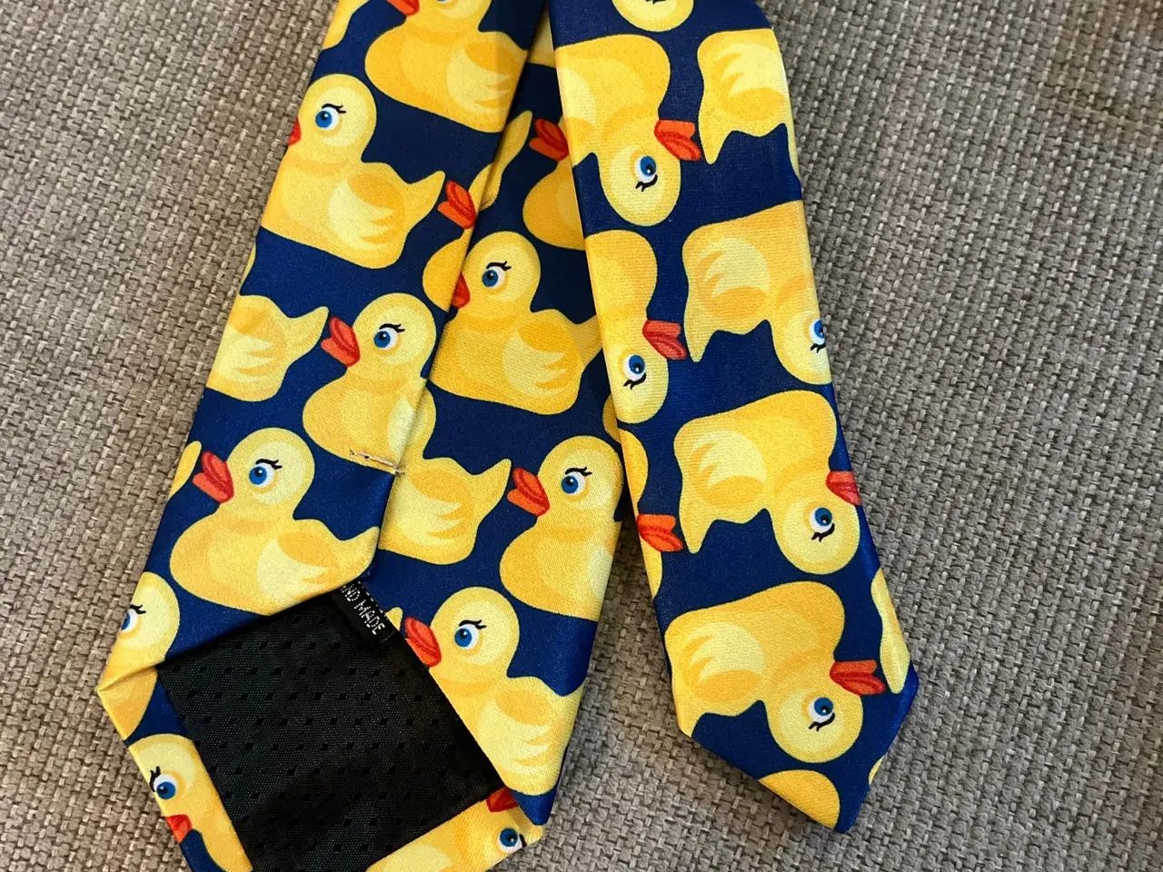 Billede 3 - Sjovt slips med gule ænder (Ducky tie)