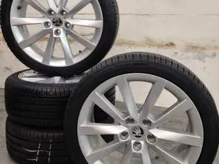 SKODA 18" ORIGINAL ALUFÆLGE MED NYE SOMMERDÆK 5x11