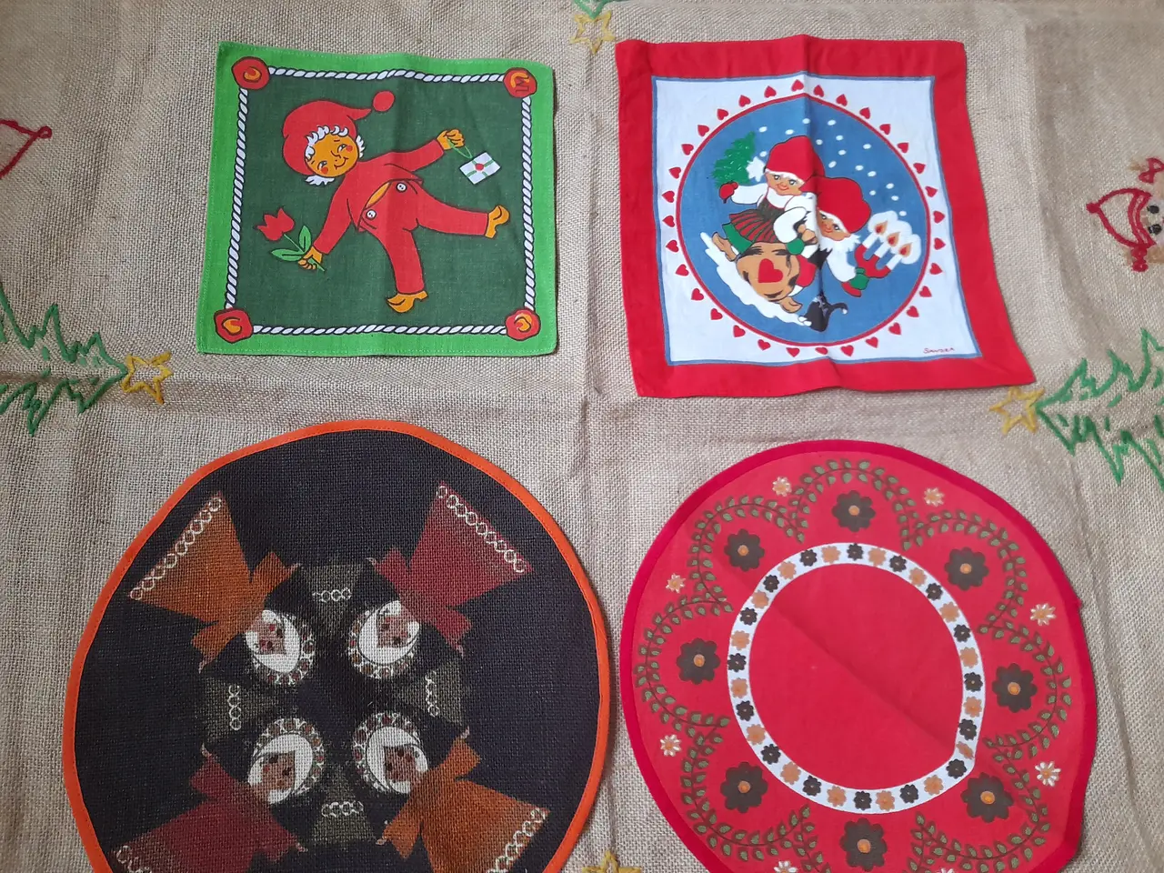 Billede 2 - Små retro juleduge/ brødservietter.