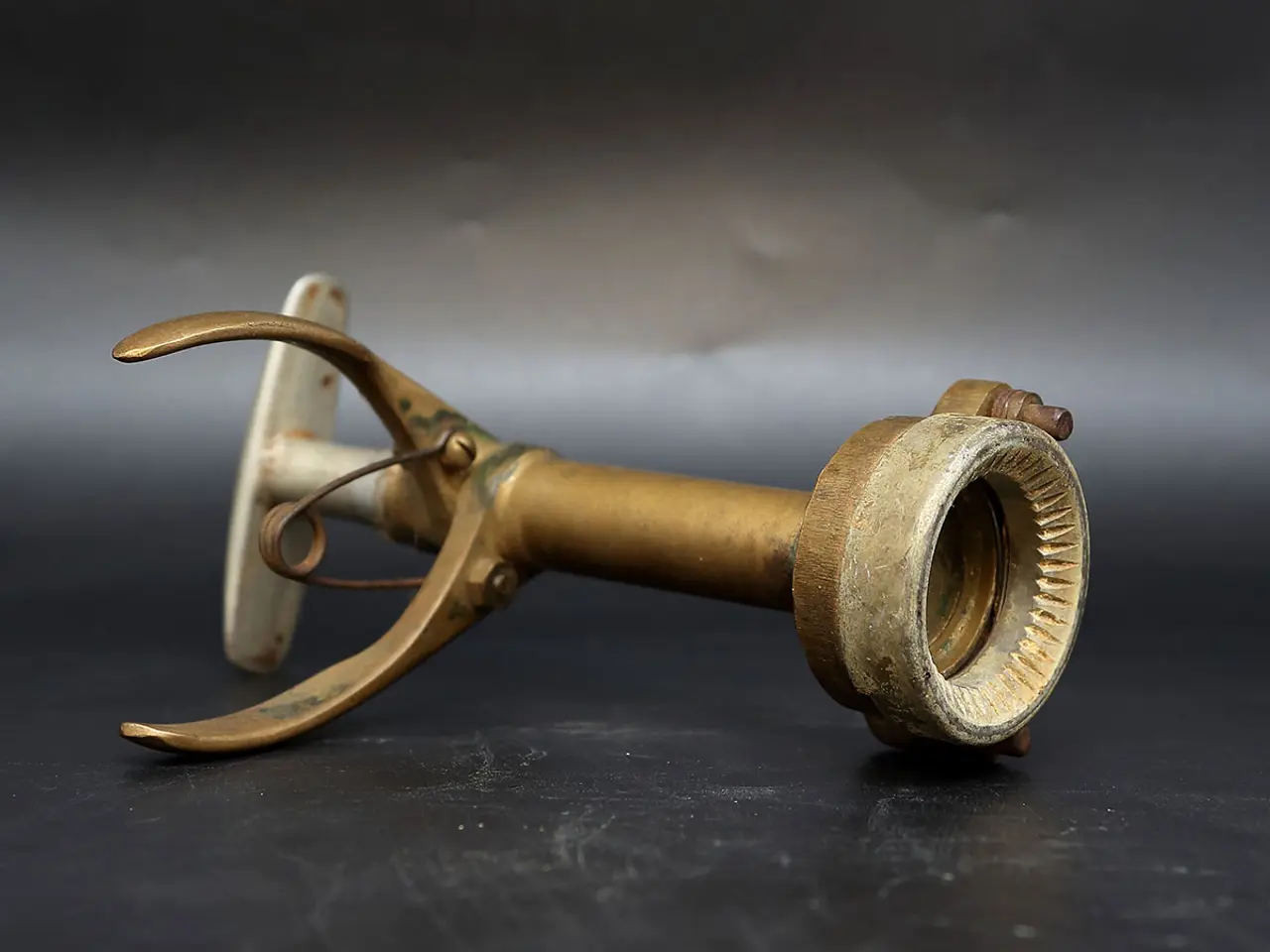 Billede 9 - Gammel flaskelukker i messing og stål med patina