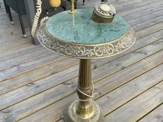 Drejetelefon i messing på fod.