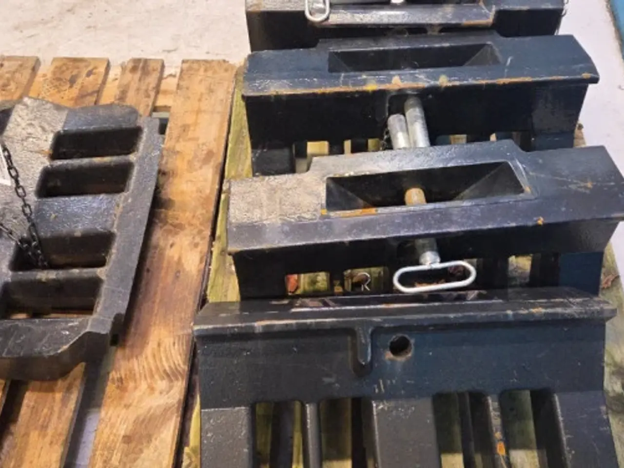 Billede 19 - Case Maxxum 145 Frontvægt Holder 82031499 (5 Stk)