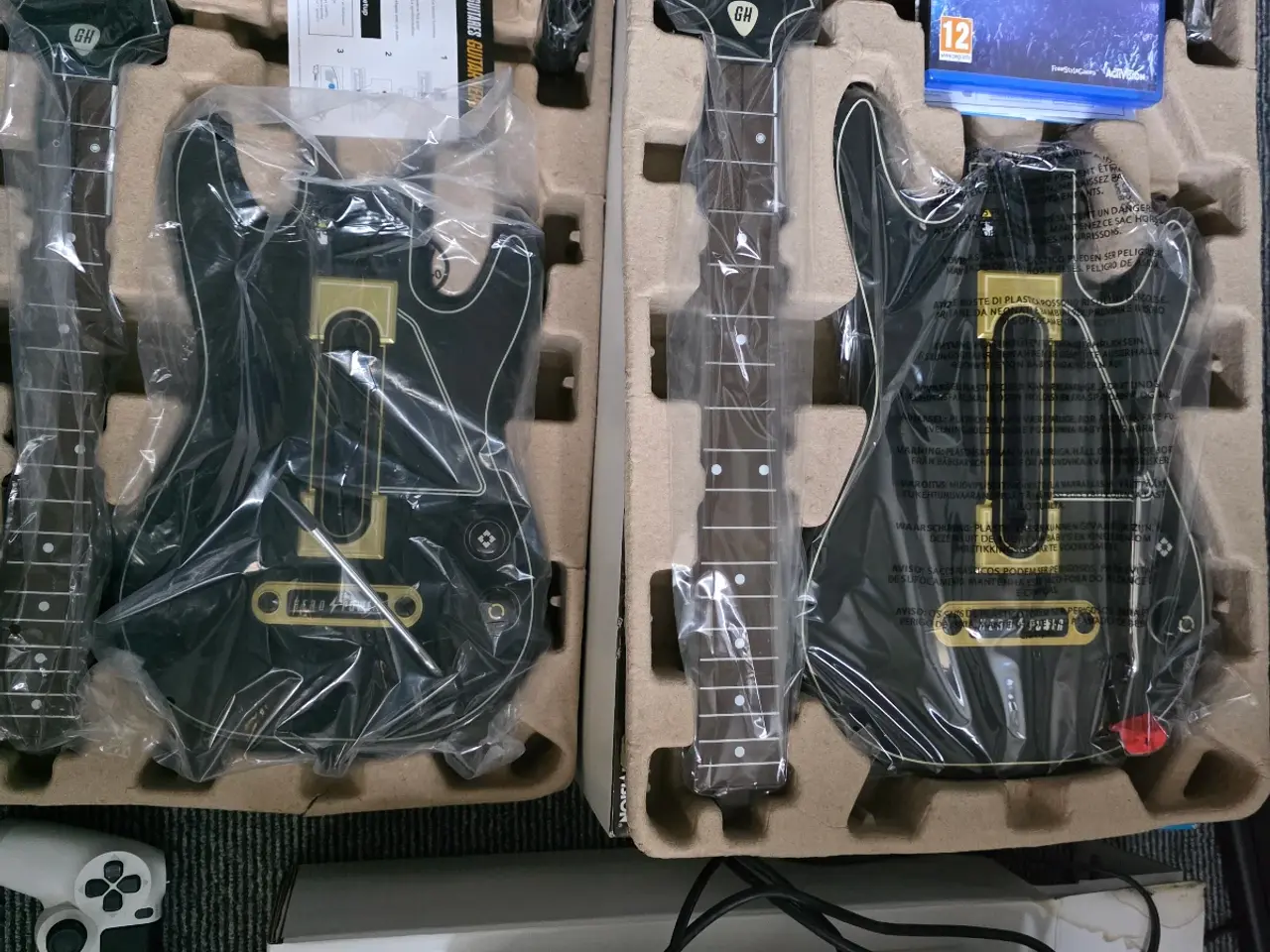 Billede 3 - Hvid Playstation 4 pro med 2 controller og guitar