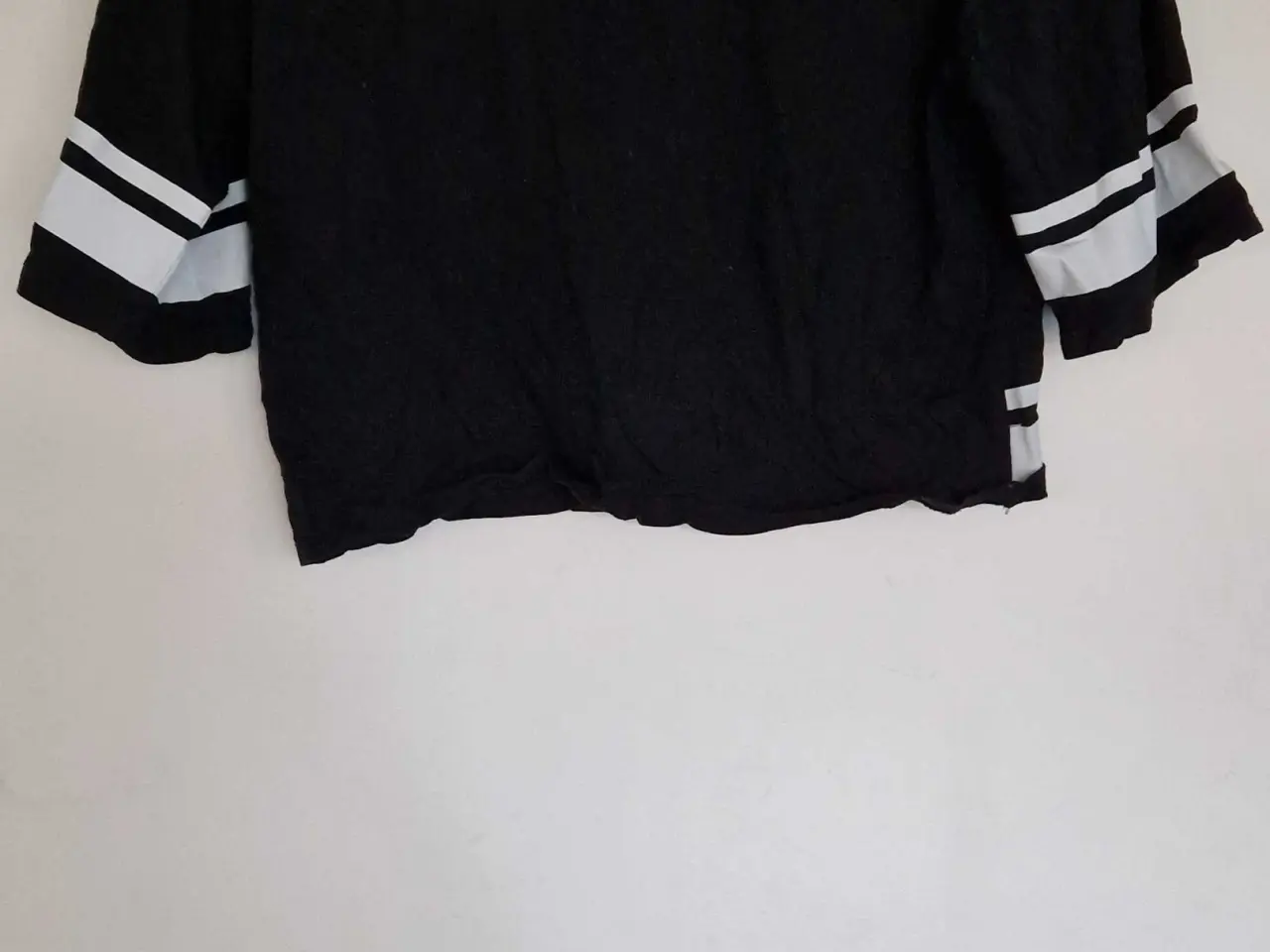 Billede 2 - Bluse med skriften Forever Magical 